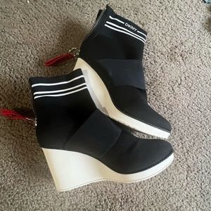 These DKNY heel boots are very stylish and pretty.